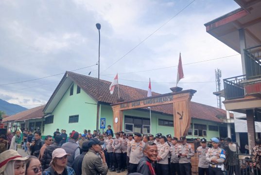 Massa Kepung Kantor Desa Linggawangi, Tuntut Kepala Desa Mundur Diduga Nyuri Uang Staf Desa