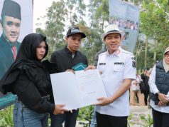 Air Mata Bahagia Ato dan Desi Terima Kunci Rumah dan Sertifikat dari Bupati KDS