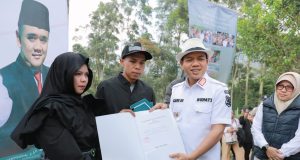 Air Mata Bahagia Ato dan Desi Terima Kunci Rumah dan Sertifikat dari Bupati KDS