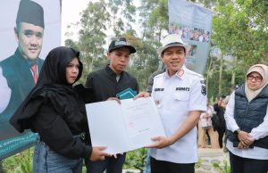 Air Mata Bahagia Ato dan Desi Terima Kunci Rumah dan Sertifikat dari Bupati KDS