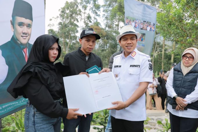 Air Mata Bahagia Ato dan Desi Terima Kunci Rumah dan Sertifikat dari Bupati KDS