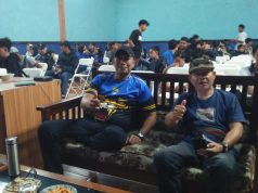 Kepala Desa Mekarrahayu Bersama Anggota Dewan Dan Warga Nobar Final Persib Melawan Persijap