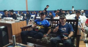 Kepala Desa Mekarrahayu Bersama Anggota Dewan Dan Warga Nobar Final Persib Melawan Persijap