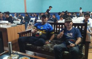 Kepala Desa Mekarrahayu Bersama Anggota Dewan Dan Warga Nobar Final Persib Melawan Persijap