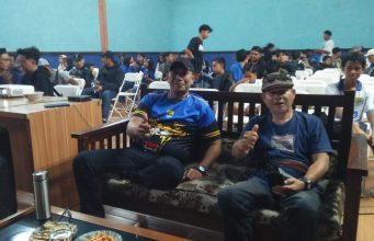 Kepala Desa Mekarrahayu Bersama Anggota Dewan Dan Warga Nobar Final Persib Melawan Persijap