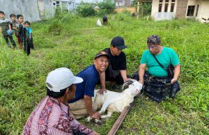 Kepala Desa Cigondewah Hilir Bersama Perangkat Potong Hewan Kurban Kambing