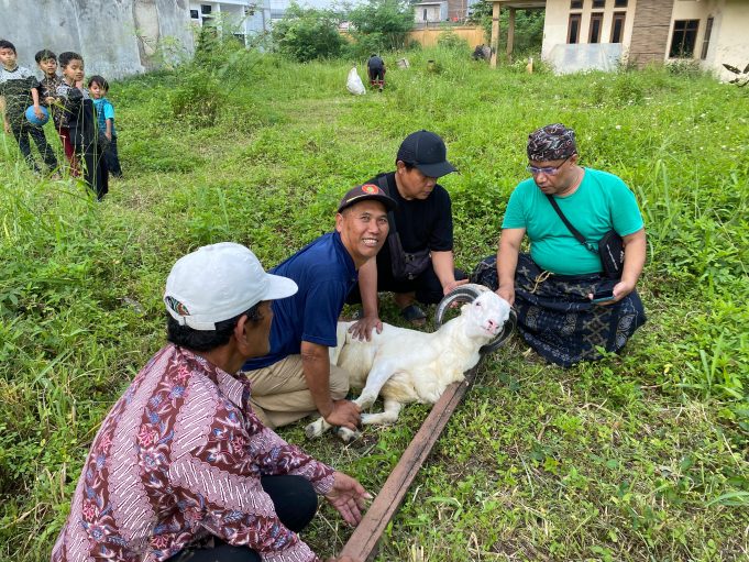 Kepala Desa Cigondewah Hilir Bersama Perangkat Potong Hewan Kurban Kambing