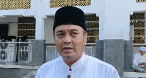 Plh Wali Kota Diky Candra Salat Iduladha di Masjid Agung, Serahkan Tiga Ekor Sapi Kurban