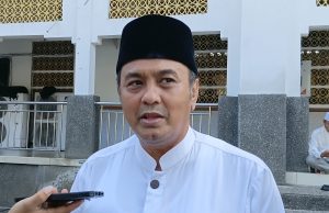 Plh Wali Kota Diky Candra Salat Iduladha di Masjid Agung, Serahkan Tiga Ekor Sapi Kurban
