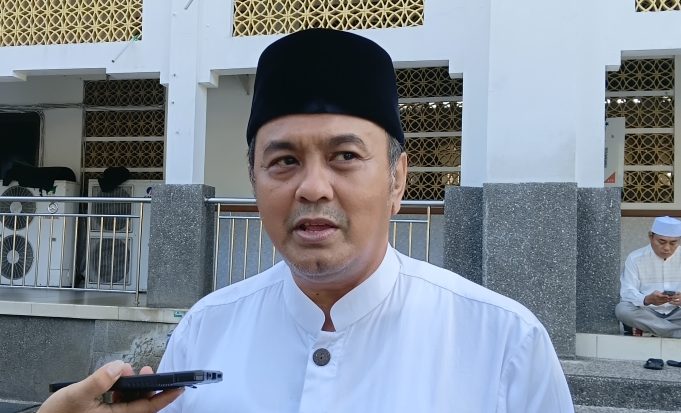 Plh Wali Kota Diky Candra Salat Iduladha di Masjid Agung, Serahkan Tiga Ekor Sapi Kurban