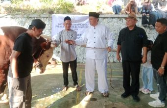 Plh Wali Kota Diky Candra Antar Langsung Bantuan Sapi Presiden ke Gunung Tandala