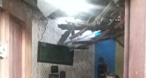 Rumah Nyaris Roboh, Pa Usman Bertahan di Tengah Ancaman Maut di Margaasih
