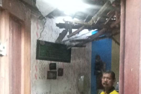 Rumah Nyaris Roboh, Pa Usman Bertahan di Tengah Ancaman Maut di Margaasih