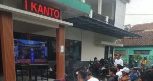 Antusiasme Warga Desa Gajahmekar Warnai Nobar Persib Bandung vs Persijap Jepara