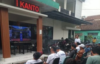 Antusiasme Warga Desa Gajahmekar Warnai Nobar Persib Bandung vs Persijap Jepara
