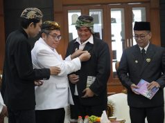 KDC Terima Pin Kesultanan Cirebon, Dorong Pelurusan Sejarah Tasikmalaya Secara Bijak