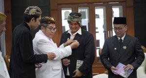 KDC Terima Pin Kesultanan Cirebon, Dorong Pelurusan Sejarah Tasikmalaya Secara Bijak