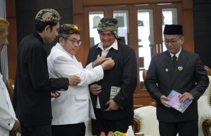KDC Terima Pin Kesultanan Cirebon, Dorong Pelurusan Sejarah Tasikmalaya Secara Bijak
