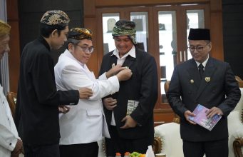 KDC Terima Pin Kesultanan Cirebon, Dorong Pelurusan Sejarah Tasikmalaya Secara Bijak