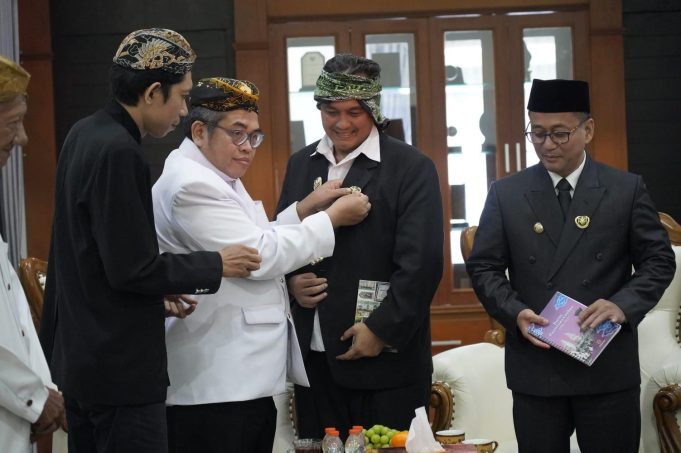KDC Terima Pin Kesultanan Cirebon, Dorong Pelurusan Sejarah Tasikmalaya Secara Bijak