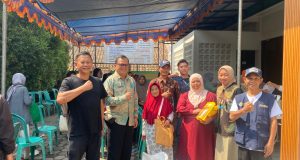 Camat Kutawaringin, Mamet Slamet Pantau dan Monitoring Pembagian Beras di Desa Gajahmekar