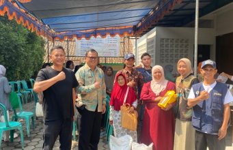 Camat Kutawaringin, Mamet Slamet Pantau dan Monitoring Pembagian Beras di Desa Gajahmekar