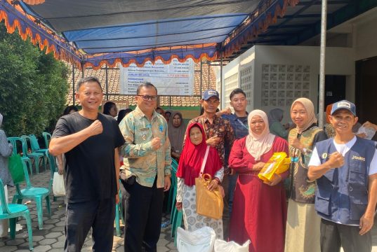 Camat Kutawaringin, Mamet Slamet Pantau dan Monitoring Pembagian Beras di Desa Gajahmekar