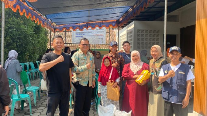 Camat Kutawaringin, Mamet Slamet Pantau dan Monitoring Pembagian Beras di Desa Gajahmekar