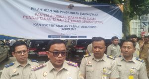 Kakan ATR/ BPN Sebut PTSL Program Strategis Nasional Dan Serahkan 100 Sertipikat Pada Warga