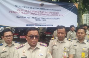 Kakan ATR/ BPN Sebut PTSL Program Strategis Nasional Dan Serahkan 100 Sertipikat Pada Warga
