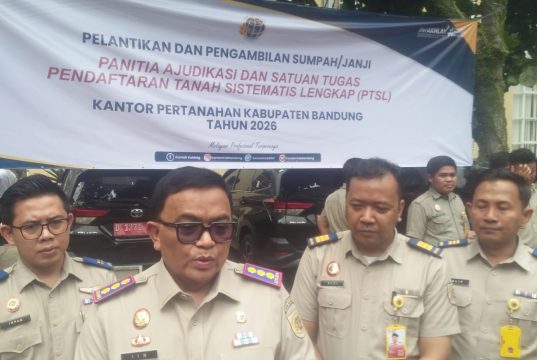 Kakan ATR/ BPN Sebut PTSL Program Strategis Nasional Dan Serahkan 100 Sertipikat Pada Warga