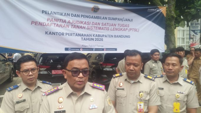 Kakan ATR/ BPN Sebut PTSL Program Strategis Nasional Dan Serahkan 100 Sertipikat Pada Warga