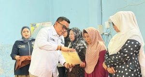Kakan BPN Kabupaten Bandung Menyerahkan 205 Sertipikat Dari Program PTSL Untuk Warga Desa Ancolmekar