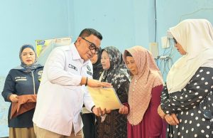 Kakan BPN Kabupaten Bandung Menyerahkan 205 Sertipikat Dari Program PTSL Untuk Warga Desa Ancolmekar