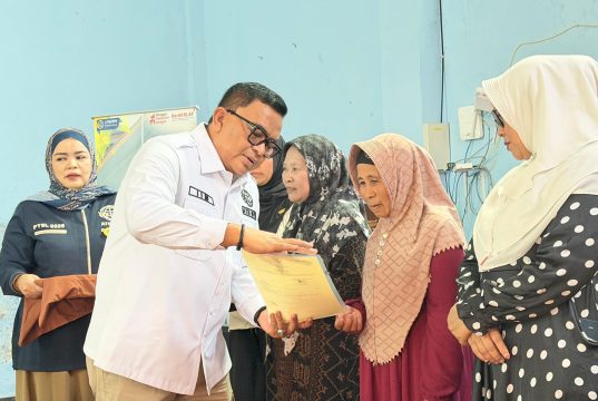 Kakan BPN Kabupaten Bandung Menyerahkan 205 Sertipikat Dari Program PTSL Untuk Warga Desa Ancolmekar
