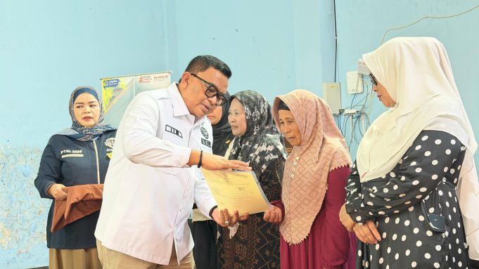 Kakan BPN Kabupaten Bandung Menyerahkan 205 Sertipikat Dari Program PTSL Untuk Warga Desa Ancolmekar