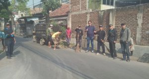 Kepala Desa Mekarrahayu Pimpin Padat Karya Bersih Lingkungan, Ajak Warga Wujudkan Lingkungan Sehat dan Nyaman