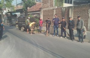 Kepala Desa Mekarrahayu Pimpin Padat Karya Bersih Lingkungan, Ajak Warga Wujudkan Lingkungan Sehat dan Nyaman
