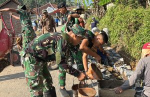 Antusiasme TNI, Polri, dan Warga Gotong Royong Bangun TPT pada TMMD ke-129 Kodim 0612/Tasikmalaya