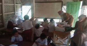 Program Revitalisasi Sekolah, Murid SD di Tasikmalaya Masih Belajar di Rumah Panggung Reyot