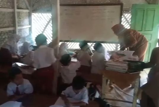 Program Revitalisasi Sekolah, Murid SD di Tasikmalaya Masih Belajar di Rumah Panggung Reyot