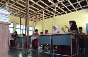 Hari Anak Nasional 2026, Miris! Siswa SDN Sukasari Belajar di Bawah Atap Sekolah yang Terancam Ambruk
