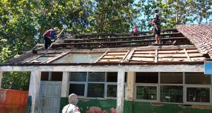 Pemkab Diam? Atap Nyaris Ambruk, SDN Sukasari Di Bongkar Warga, Disdik Bungkam