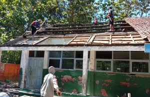 Pemkab Diam? Atap Nyaris Ambruk, SDN Sukasari Di Bongkar Warga, Disdik Bungkam