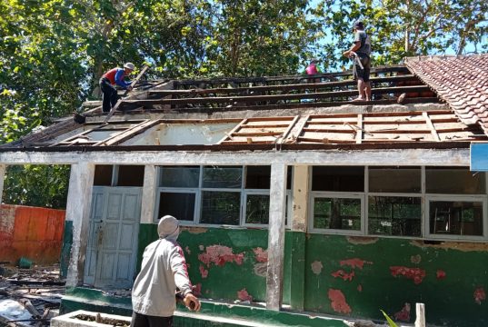 Pemkab Diam? Atap Nyaris Ambruk, SDN Sukasari Di Bongkar Warga, Disdik Bungkam