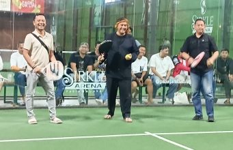 Diky Chandra Jajal Padel untuk Pertama Kalinya, Apresiasi Turnamen Tarkam Volume 3 di Kota Tasikmalaya