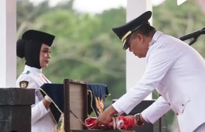 Tutup Rangkaian HUT ke-81 RI, Wabup Asep Sopari Ikuti Upacara Penurunan Bendera