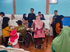 Kepala Desa Mekarrahayu Bersama BPD Terpilih Pantau Pembagian Bantuan Beras kepada Warga Â