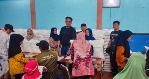 Kepala Desa Mekarrahayu Bersama BPD Terpilih Pantau Pembagian Bantuan Beras kepada Warga Â