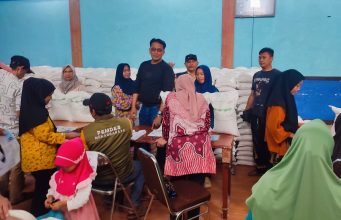 Kepala Desa Mekarrahayu Bersama BPD Terpilih Pantau Pembagian Bantuan Beras kepada Warga Â